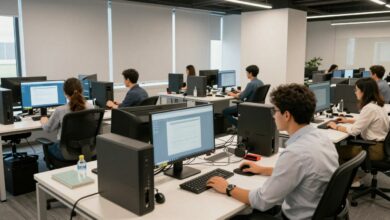 Profissionais colaborando em um ambiente moderno que combina escritório compartilhado e trabalho remoto, representando o trabalho híbrido