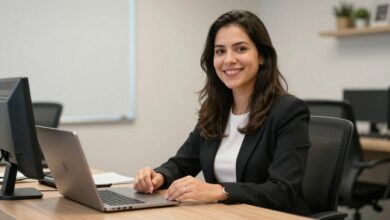 Candidata respondendo com confiança à pergunta Fale sobre você durante uma entrevista de emprego em um escritório moderno