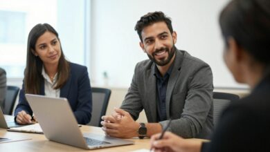 Profissional em uma conversa cordial de negociação salarial com recrutador em um escritório moderno, transmitindo confiança e clareza