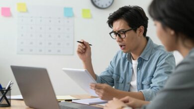 Profissional organizando tarefas urgentes em um escritório, com calendário, relógio, anotações e uma expressão concentrada, representando como lidar com prazos impossíveis sem entrar em colapso