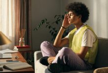 Pessoa em ambiente de trabalho fazendo uma pausa consciente longe da tela para recuperar a concentração e retornar às tarefas com mais energia.