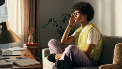 Pessoa em ambiente de trabalho fazendo uma pausa consciente longe da tela para recuperar a concentração e retornar às tarefas com mais energia.