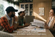 Trabalhadores brasileiros analisam documentos e conversam com uma profissional de recursos humanos sobre direitos trabalhistas em um escritório claro e acolhedor