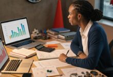 Profissional analisando gráficos, cálculos e dados em uma mesa de trabalho, com elementos que representam finanças, tecnologia, engenharia e educação.