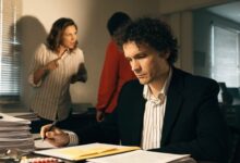 Profissional refletindo sobre deixar um ambiente de trabalho tóxico, em um escritório com clima tenso e documentos sobre a mesa