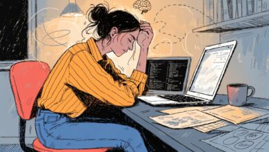 Ilustração editorial de uma profissional em ambiente de escritório, demonstrando cansaço e sobrecarga diante do computador, com uma luz acolhedora ao fundo e elementos sutis que remetem à saúde mental no trabalho.