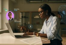 Profissional revisando seu perfil do LinkedIn em um laptop, com elementos visuais que representam carreira, networking e oportunidades de trabalho.