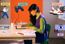 Ilustradora trabalhando em uma mesa digitalizadora enquanto esboços de livros, jogos, moda e publicidade mostram diferentes carreiras em ilustração.
