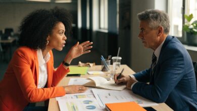Profissional em uma conversa construtiva com sua liderança, analisando resultados e planejando os próximos passos para conquistar uma promoção no trabalho.